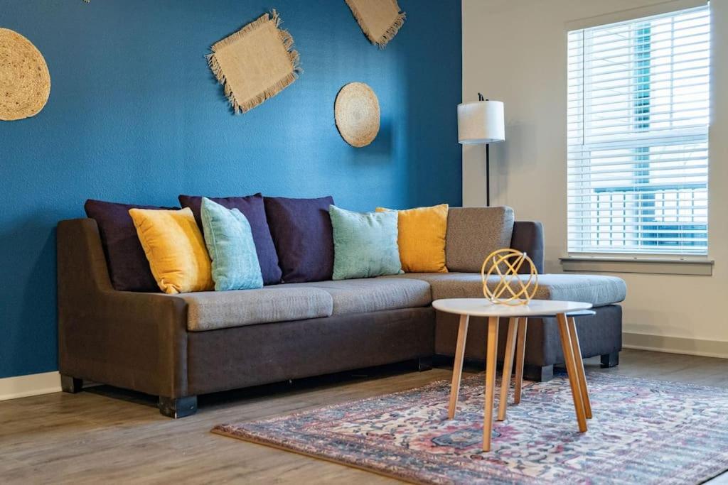 Complete Tranquil 10 Min To Parks Allows Pets, Resort-style Amenities Apartment